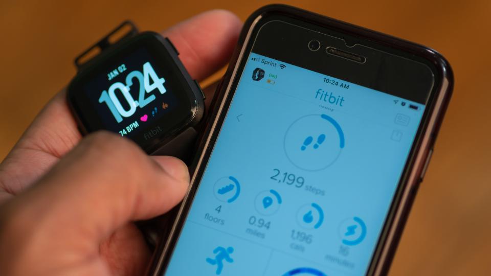 How to change online the time fitbit versa