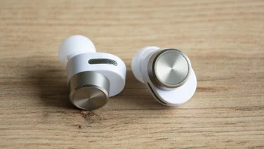 Bowers and Wilkins PI7 review - earbud touchpads