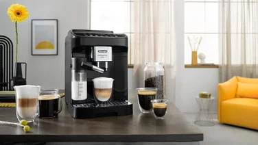 Best Delonghi coffee machine picture of a magnifica with different types of coffee made on a black worktop