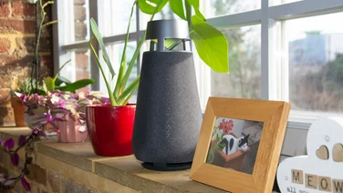 LG XBOOM 360 XO3 review - speaker on the window sill