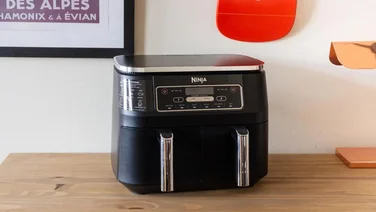 Article lead image depicting the Ninja Foodi Dual Zone on a wooden table