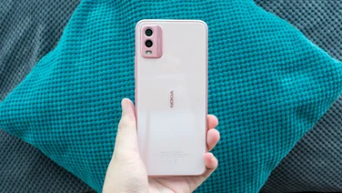 Nokia C32 review - Rear view, in hand