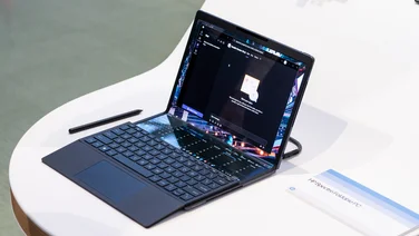HP Spectre Fold 17 from right side, extended laptop mode