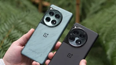 OnePlus 12 in Flowy Emerald and Silky Black