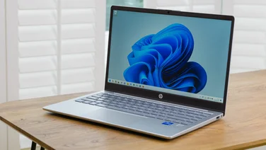 HP Pavilion SE 14 open, on a table facing to the left