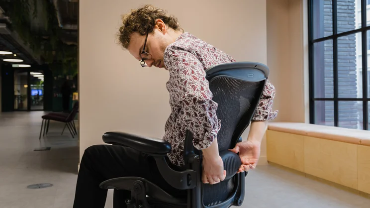 Testing a Herman Miller Aeron office chair by adjusting the lumbar support