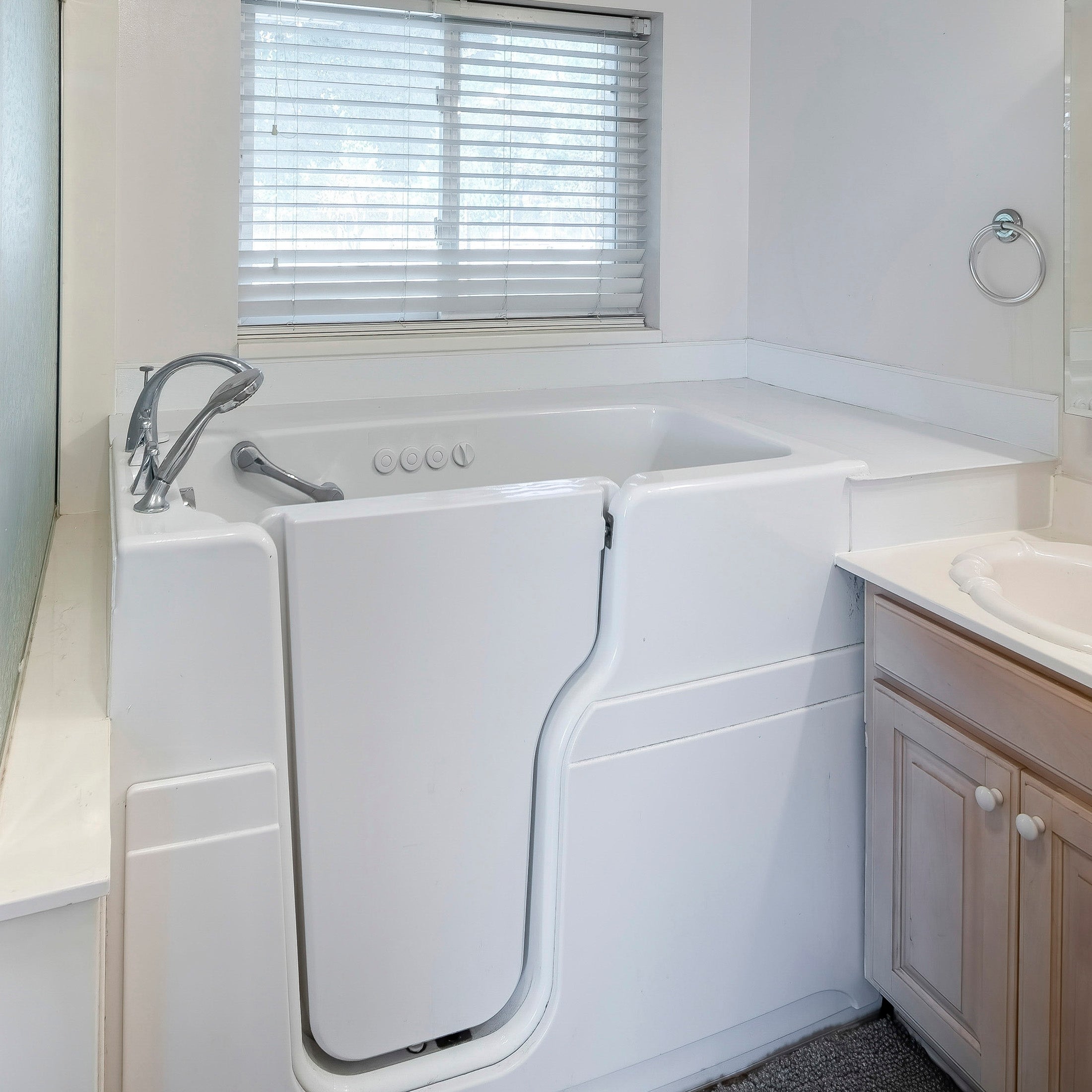 Walk-in bathtub grants UK: Everything you need to know about the ...