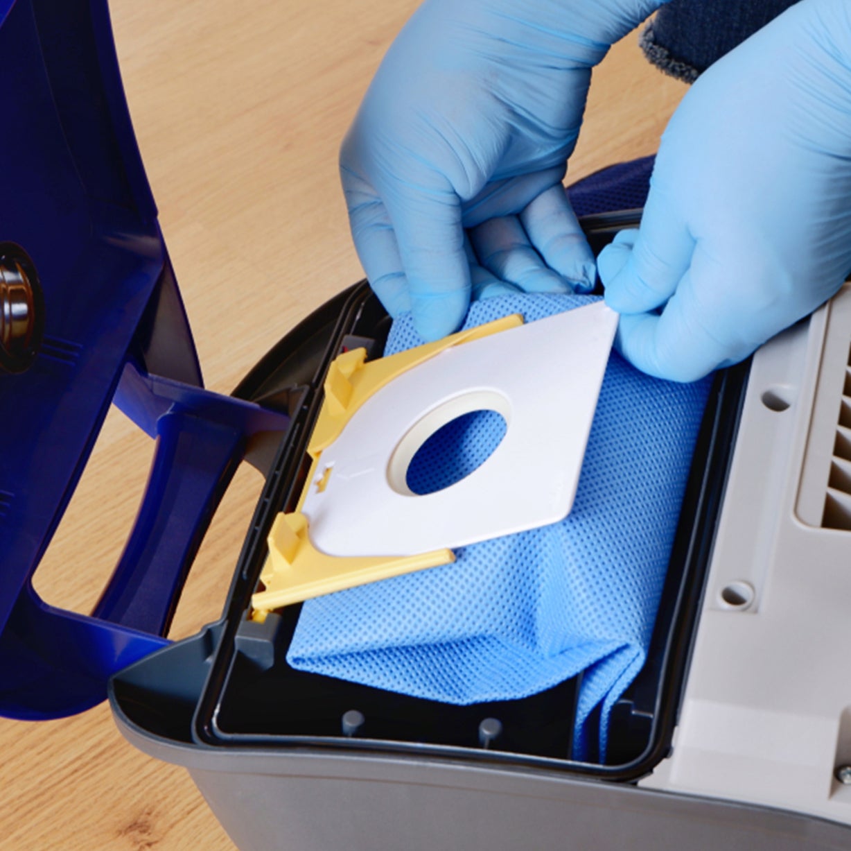 How to empty a vacuum cleaner Eliminate dust and dirt with our easyto