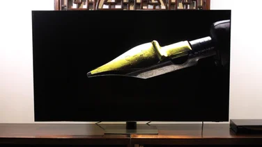 Samsung QN95D (QE65QN95D) review- A front on view of the television displaying an extreme close up of a fountain pen tip