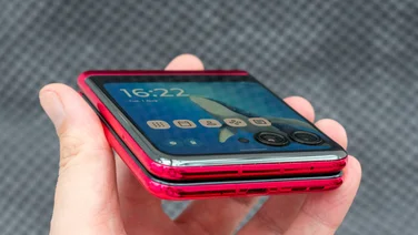 Motorola Razr 40 Ultra, folded in hand with the external display on