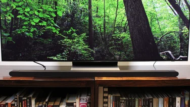 samsung hw-s800d review - soundbar in front of tv