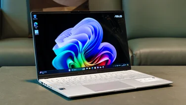 asus vivobook s15 qualcomm review laptop open on home screen positioned to the side