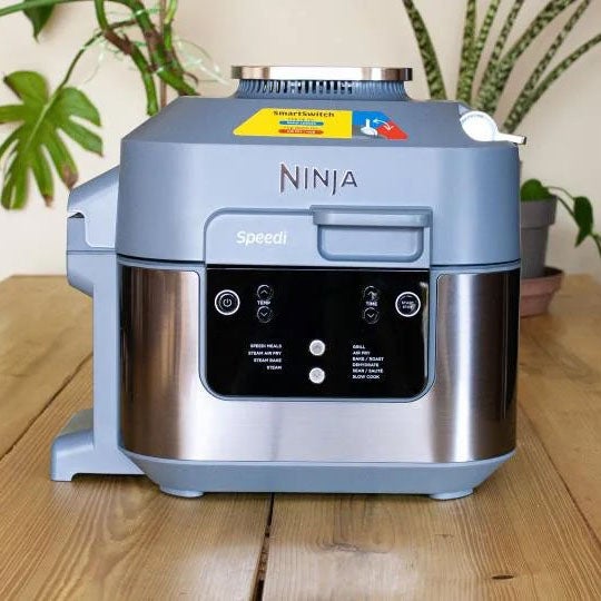 Can you put water in an air fryer? This is what the experts say