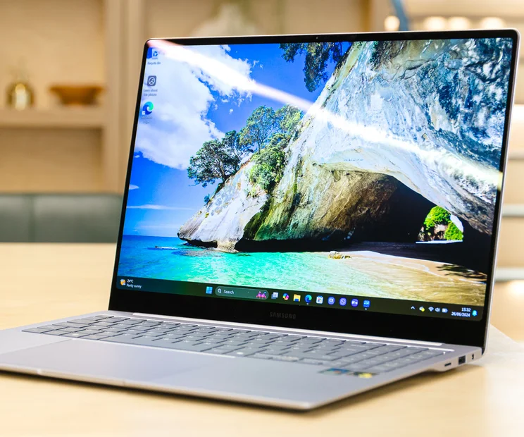 Product image of the Samsung Galaxy Book4 from a right side on perspective