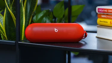 beats_pill_2024_erview_featured_image on a black table