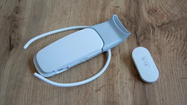 Image of the Sony Reon Pocket 5 on a table next to the Reon Pocket Tag