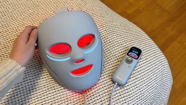 An image of the Shark Cryoglow face mask and its remote control during the better ageing treatment