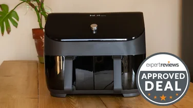 The Instant Vortex Plus Dual Drawer air fryer on a wooden countertop overlaid with an Expert Reviews Approved Deal roundal