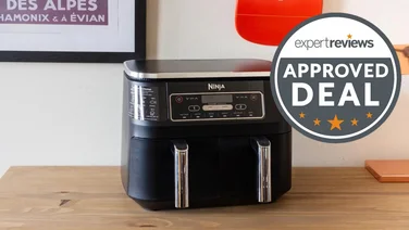 The Ninja Foodi Dual Zone on a wooden countertop overlaid with an Expert Reviews Approved Deal roundal
