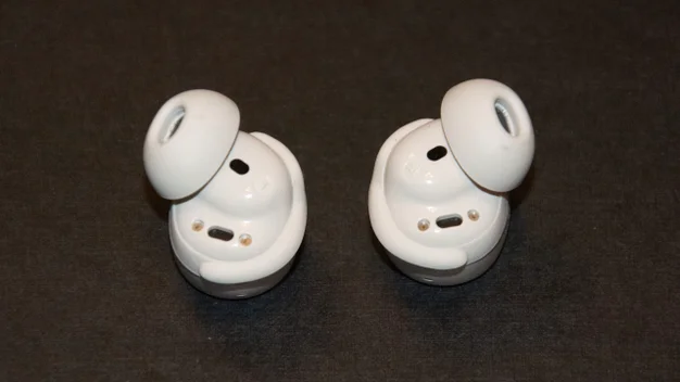 Image displaying the stability bands and eartips of the Bose QuietComfort Earbuds (2024)