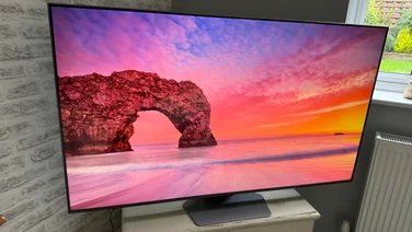 samsung_q80d_review_featured_image on a wooden tv stand