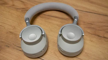 cambridge_audio_melomania_p100_review_featured_image on a wooden table