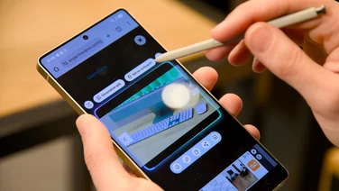 The Samsung Galaxy S25 Ultra - showing AI Select in action