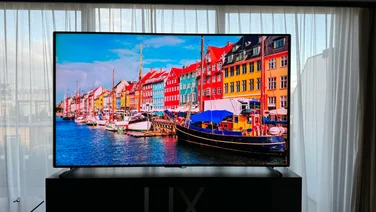 hisense_uxn_review_featured_image screen showing boats