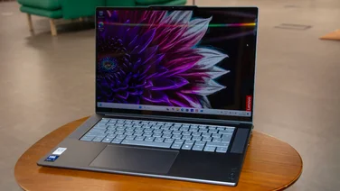 lenovo_yoga_slim_7i_aura_edition_review_featured_image on a wooden table