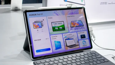 Honor Pad V9 with attached keyboard