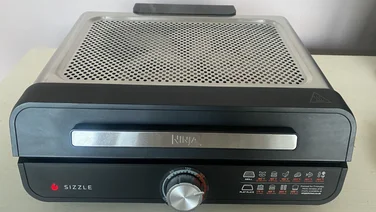 Ninja Sizzle lead shot picture of the ninja sizzle on a worktop