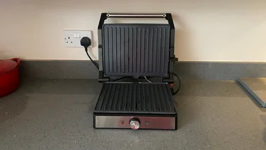 Salter Large Health Grill review header open grill on a black worktop
