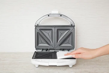 How to clean a toastie maker: Keep your sandwich toaster mess-free ...