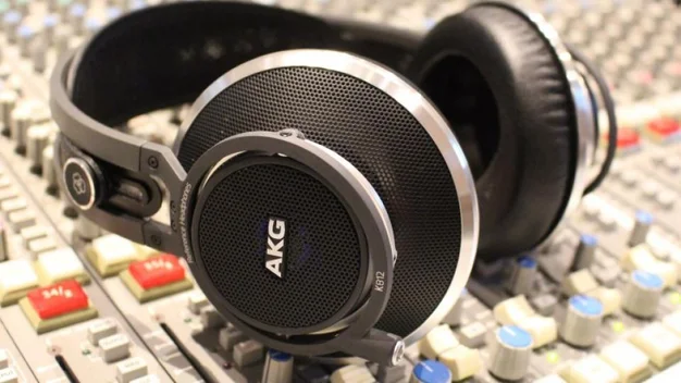 AKG K812