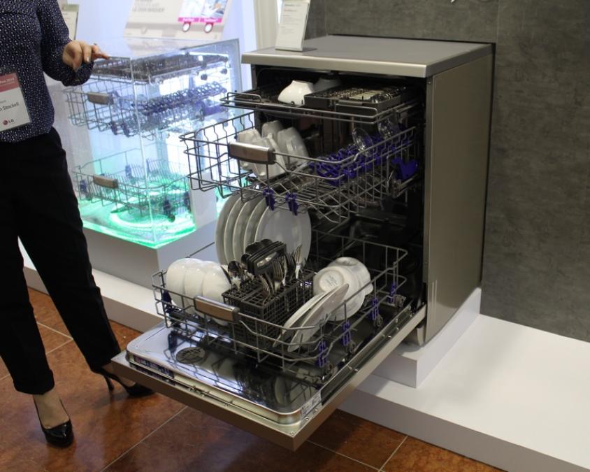 LG TrueSteam dishwasher blasts bugs with UV lamp Expert Reviews