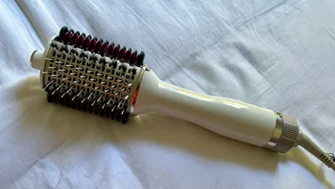 An image of the Shark Smoothstyle hot brush