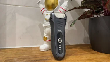 Wahl Lifeproof Plus review razor standing up showing front