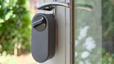 The Aqara U200 Lite smart lock, mounted on an open door, pictured from the inside