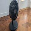 Duux WhisperFlex side view with short stand