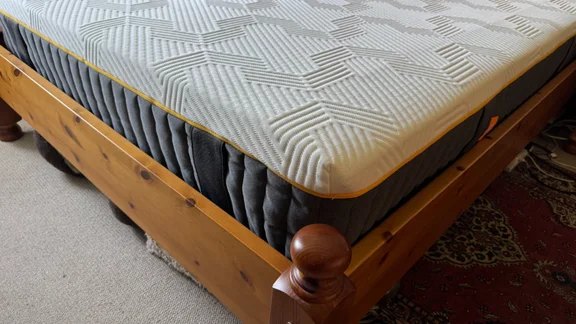 Emma Hybrid Airgrid mattress review corner of mattress on pine bedstead