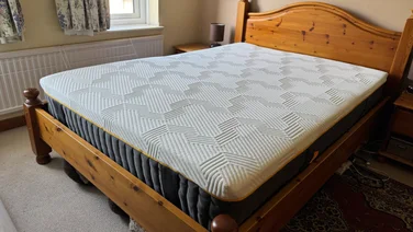 Emma Hybrid Airgrid mattress review full mattress on a pine bedstead