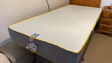 Eve Wunderflip Hybrid mattress review full view of pattress on a wooden bedstead