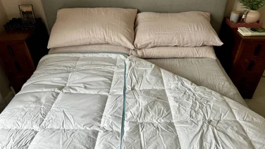 Simba summer hybrid duvet with pink pillows on bed
