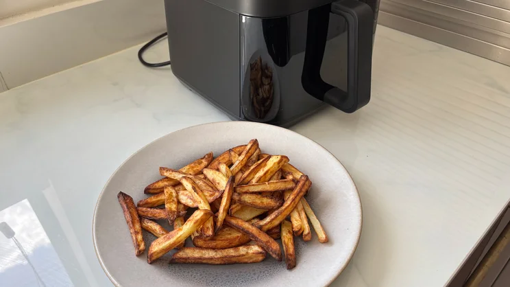 A plate of cooked chips, alongside the Instant Pot Vortex Compact 5L air fryer