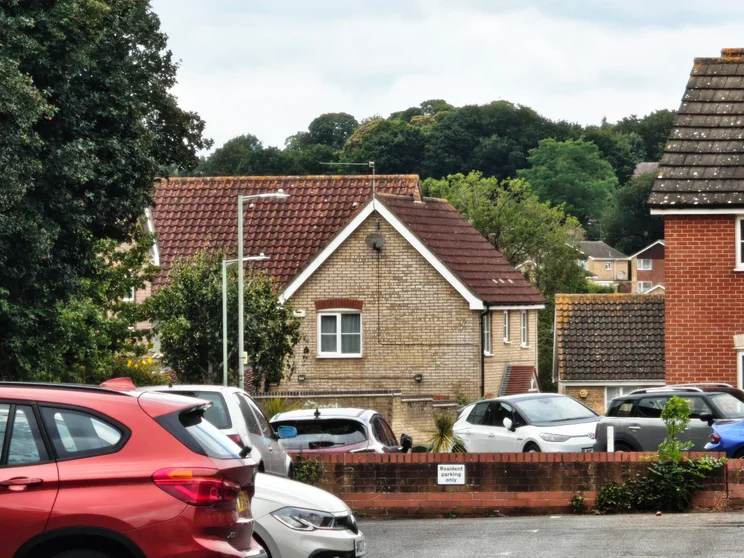 10x zoom of a close of houses with cars parked out front