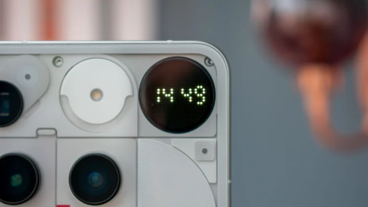 Nothing Phone (3)'s rear Glyph Matrix interface showing the time
