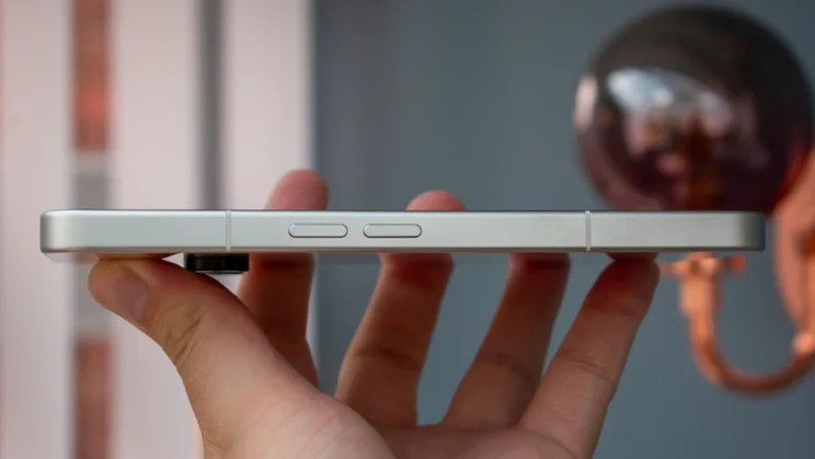 Nothing Phone (3) in hand, side view