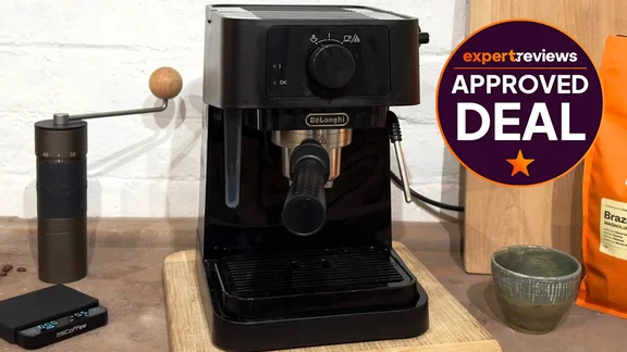 The De'Longhi Stilosa coffee machine on a kitchen countertop. A badge reads "Expert Reviews Approved Deal"