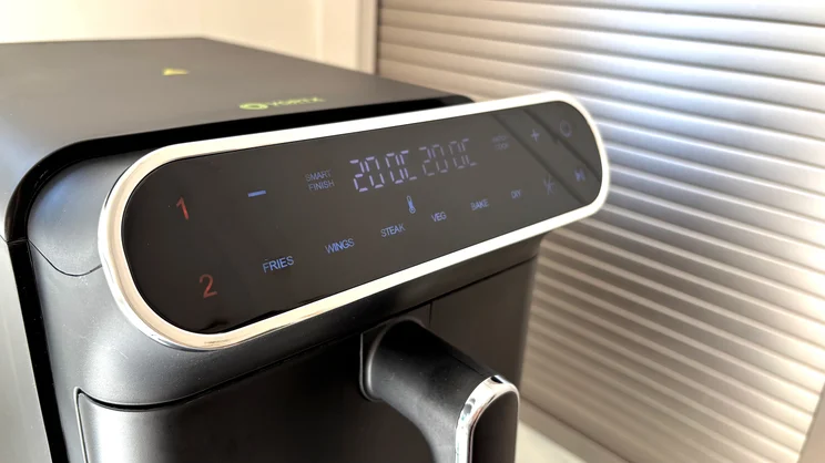 The display of the Tower Vortx 11 Litre Dual Layer air fryer