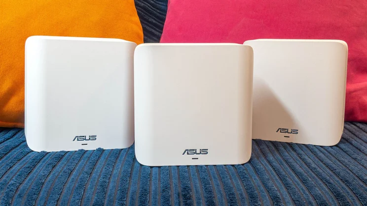 Front view of the three stations of the Asus ZenWiFi BD4 mesh system